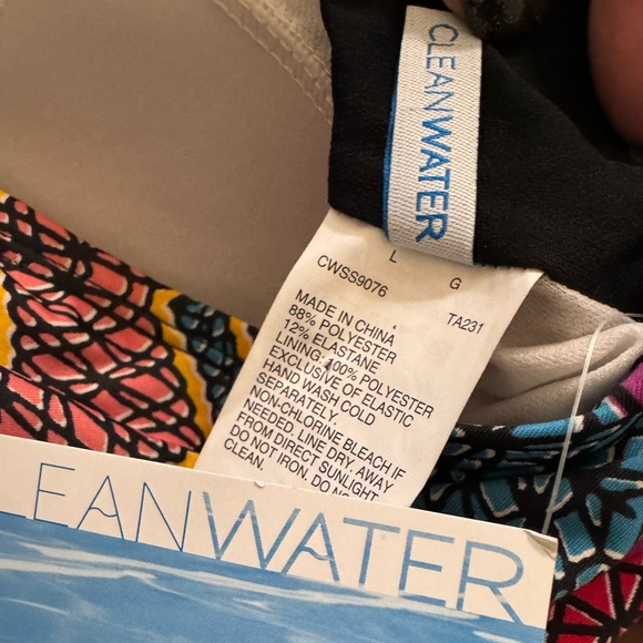 CLEAN-WATER ONE PIECE SWIMSUIT. ADJUSTABLE HALTER NECK. BUILT IN BRA. FLATTERING - Picture 12 of 13